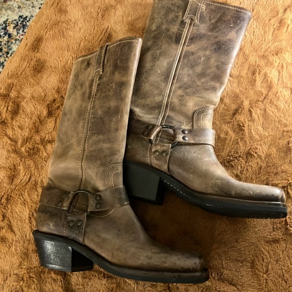 BCB Women’s Distressed Boots - Picture 4 of 4